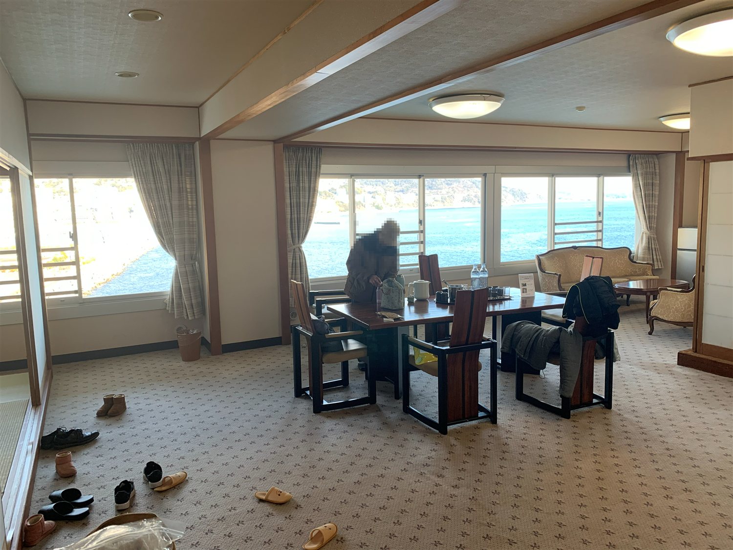 海に面したホテルニューアカオの客室