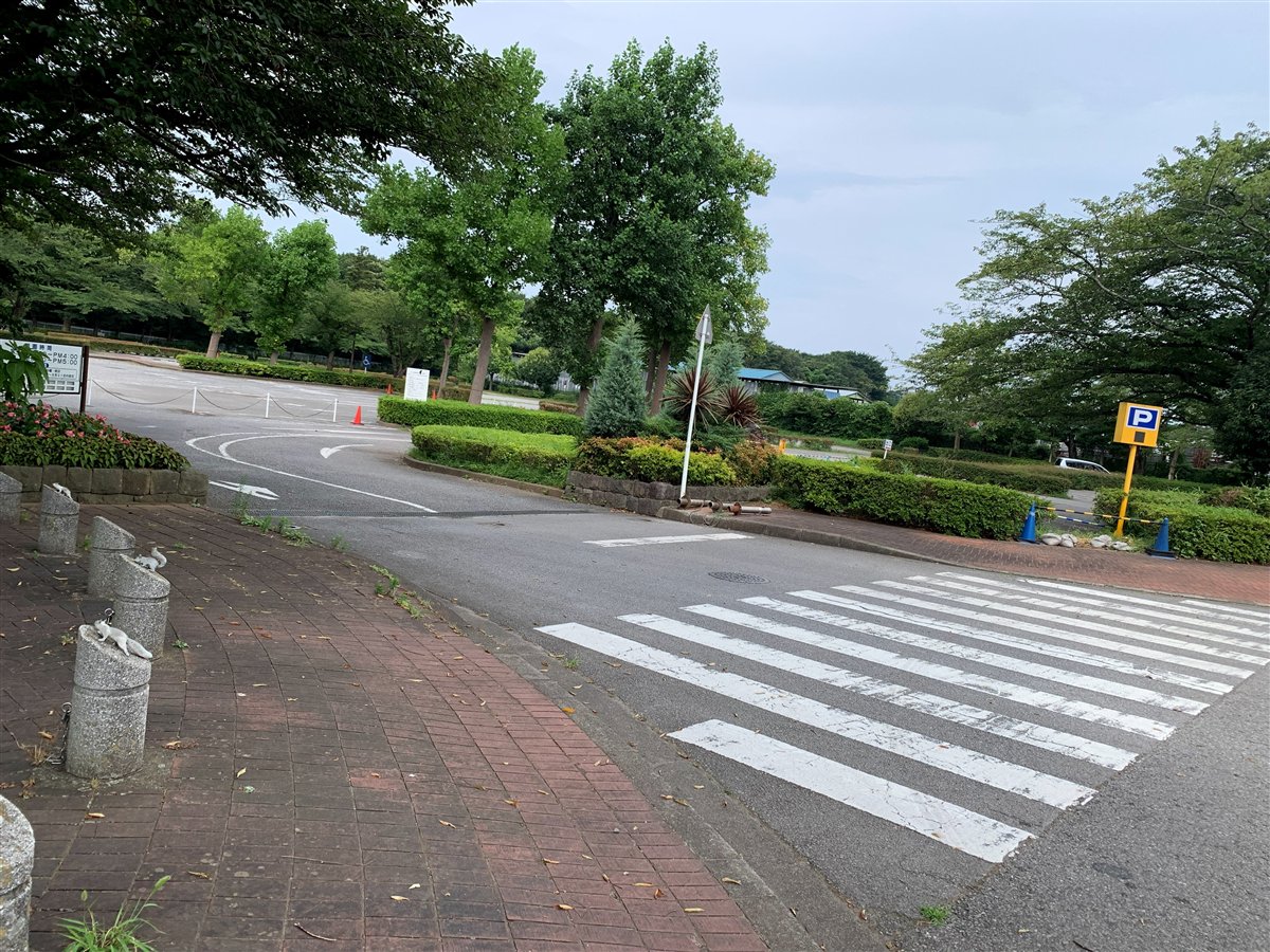 ふなばしアンデルセン公園の駐車場入口。朝の時間帯で空いている
