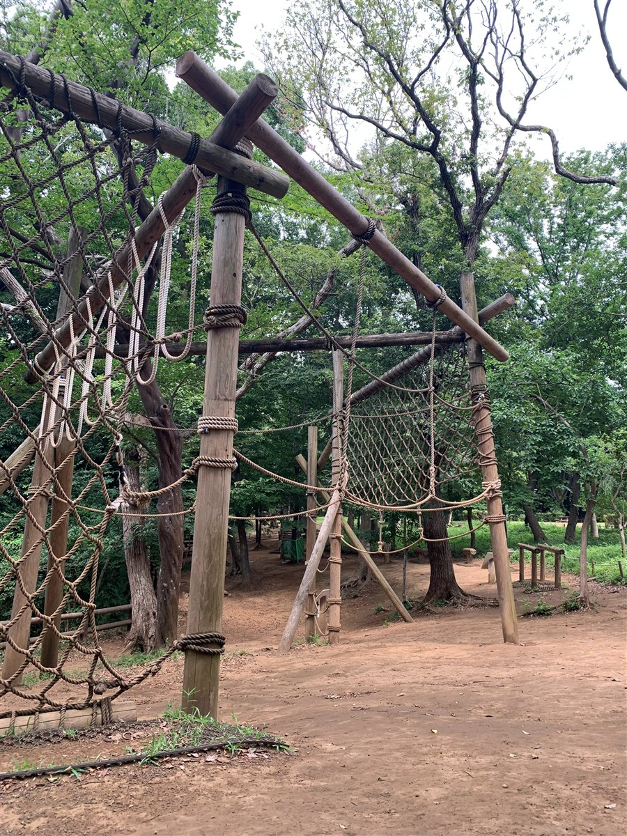 ふなばしアンデルセン公園の丸太とロープでできた大型アスレチック遊具