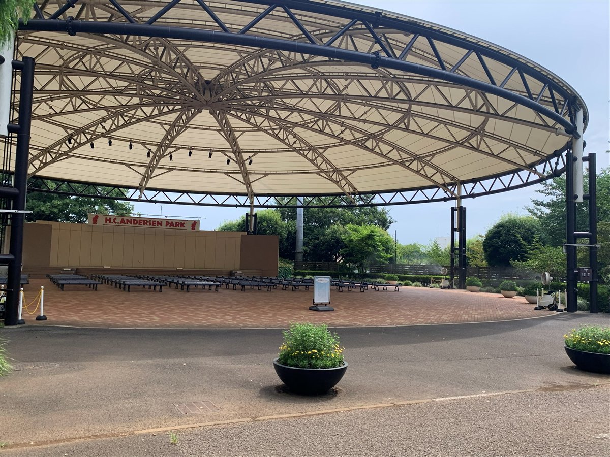 ふなばしアンデルセン公園の野外劇場。屋根付きのステージとベンチが並ぶ