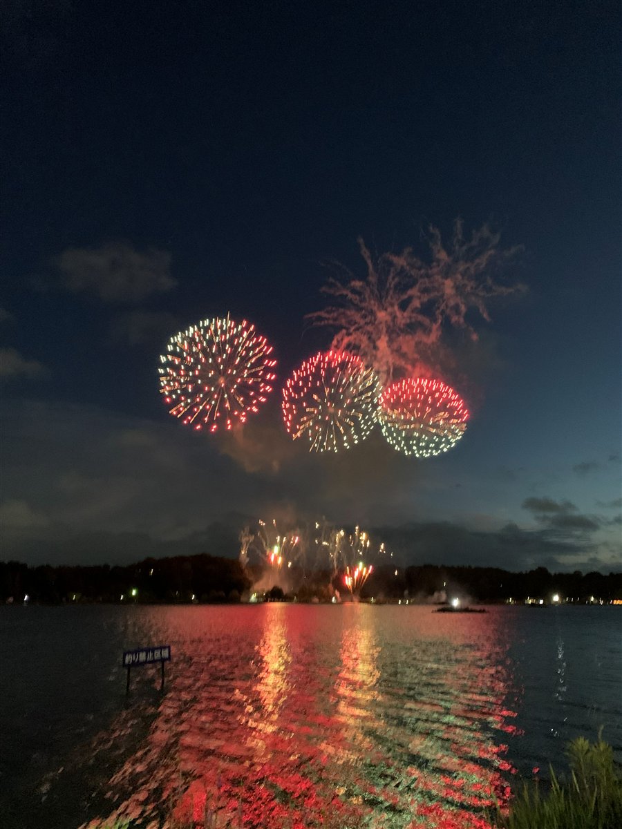 千波湖の上に打ち上がった花火。湖面に光が映り込んでいる