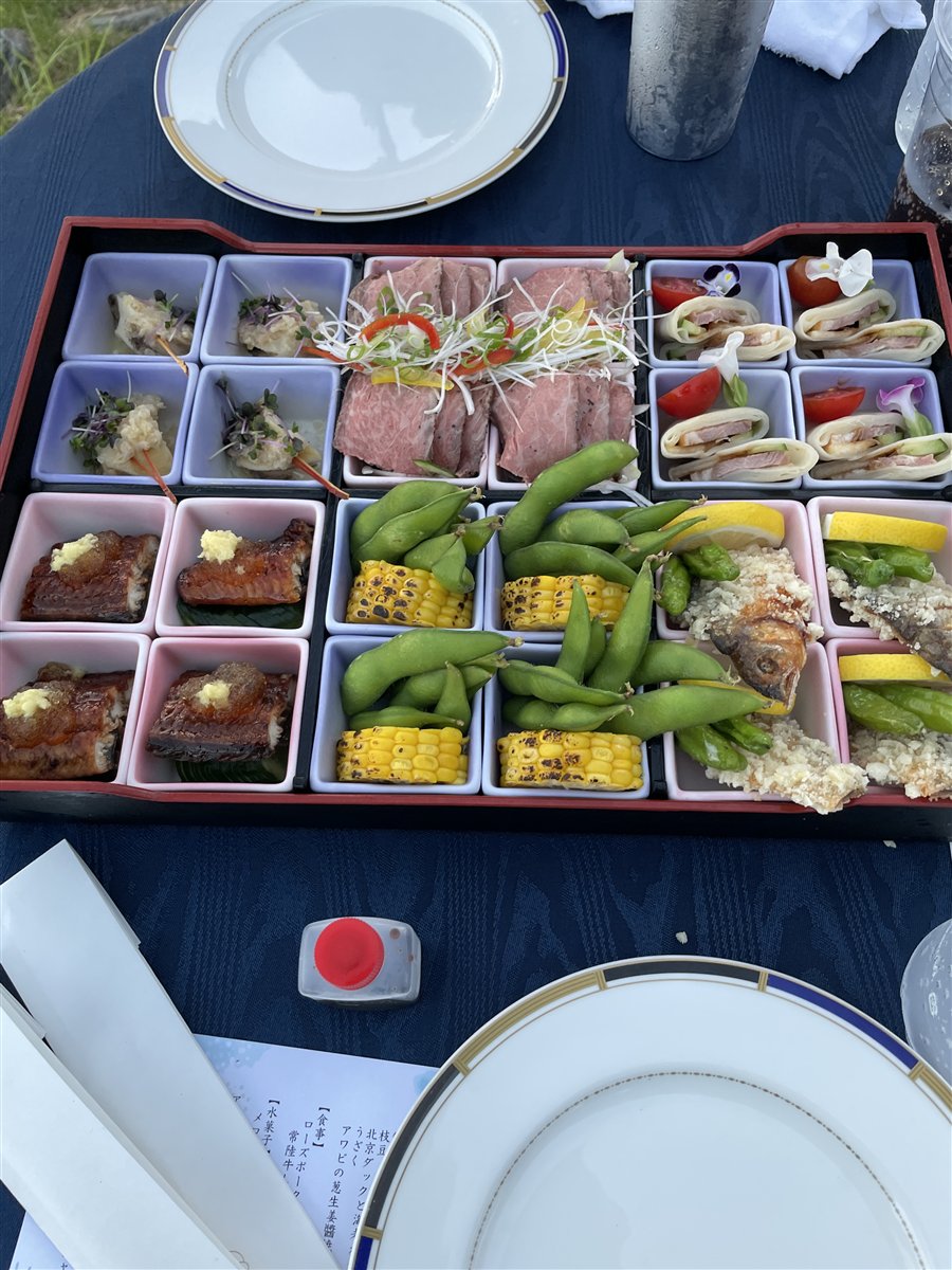花火会場の席で提供されたオードブル。常陸牛のローストビーフ、北京ダック、枝豆、焼きとうもろこし、うざきなどが小鉢に盛られている
