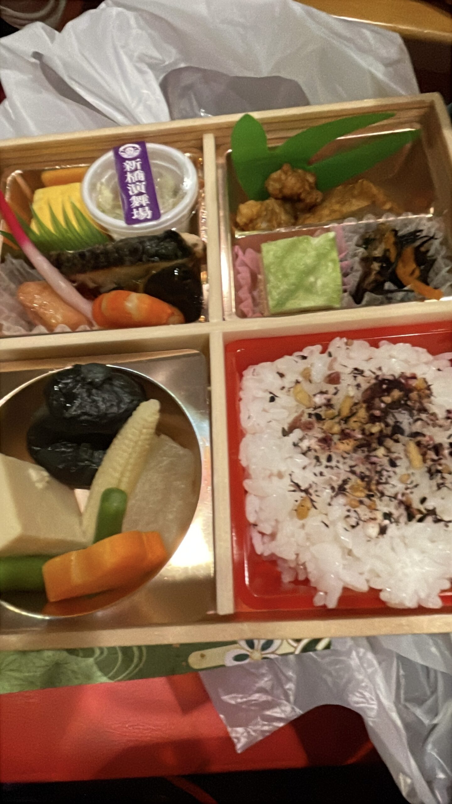 新橋演舞場のラベルが貼られた木箱入りの弁当「特製幕の内」1,600円。