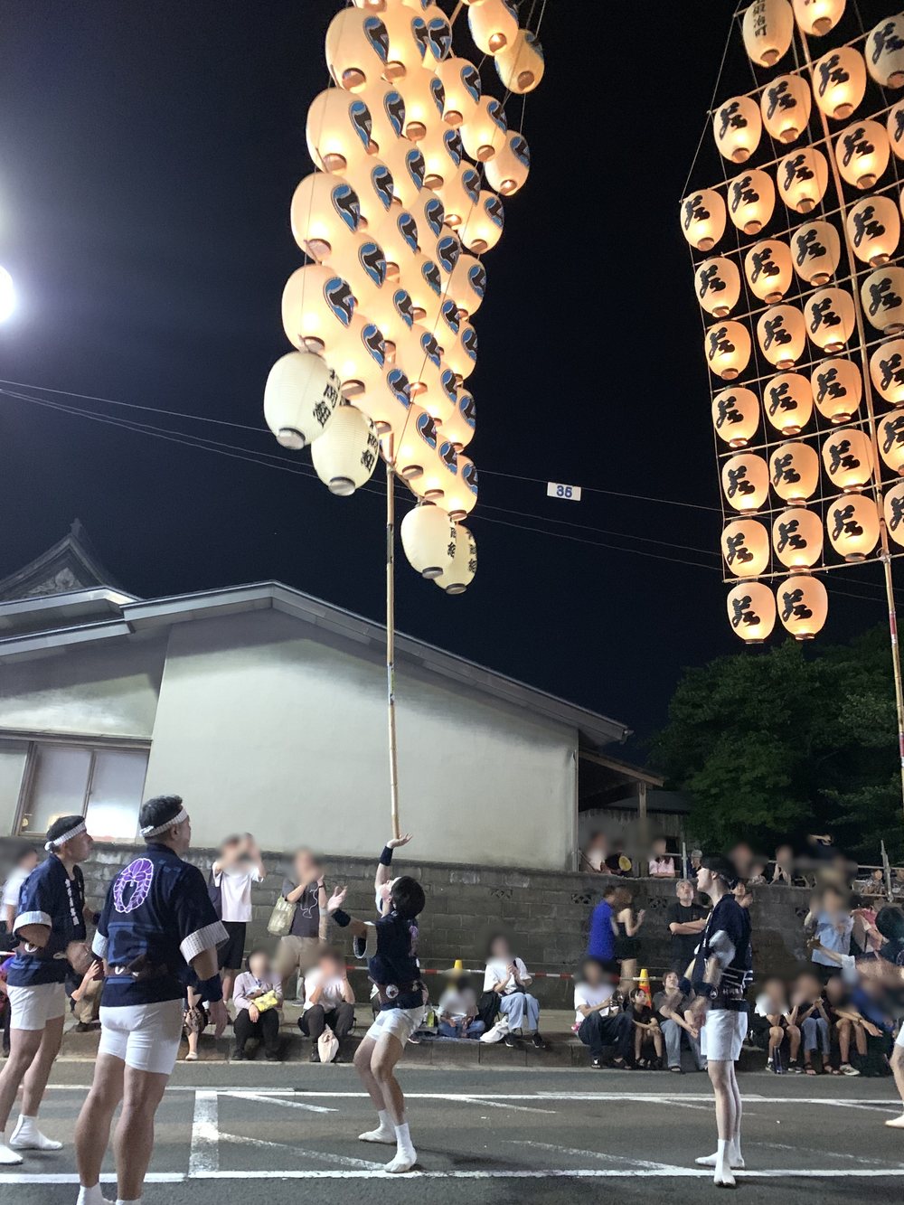 大きくしなる竿燈を片手で支える差し手
