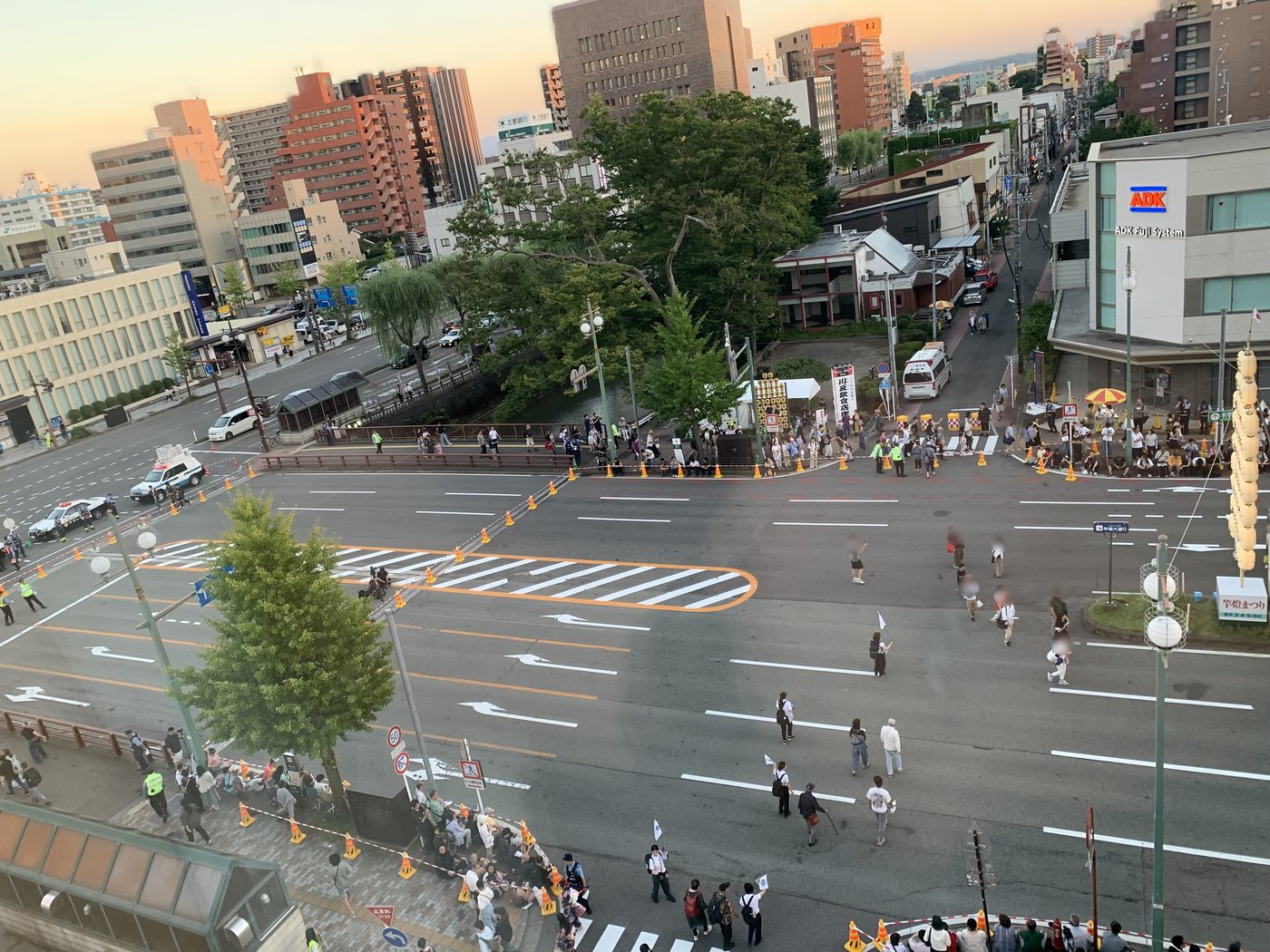 竿燈まつりの会場周辺の交差点。パトカーと多数の警察官・警備員が配置されている