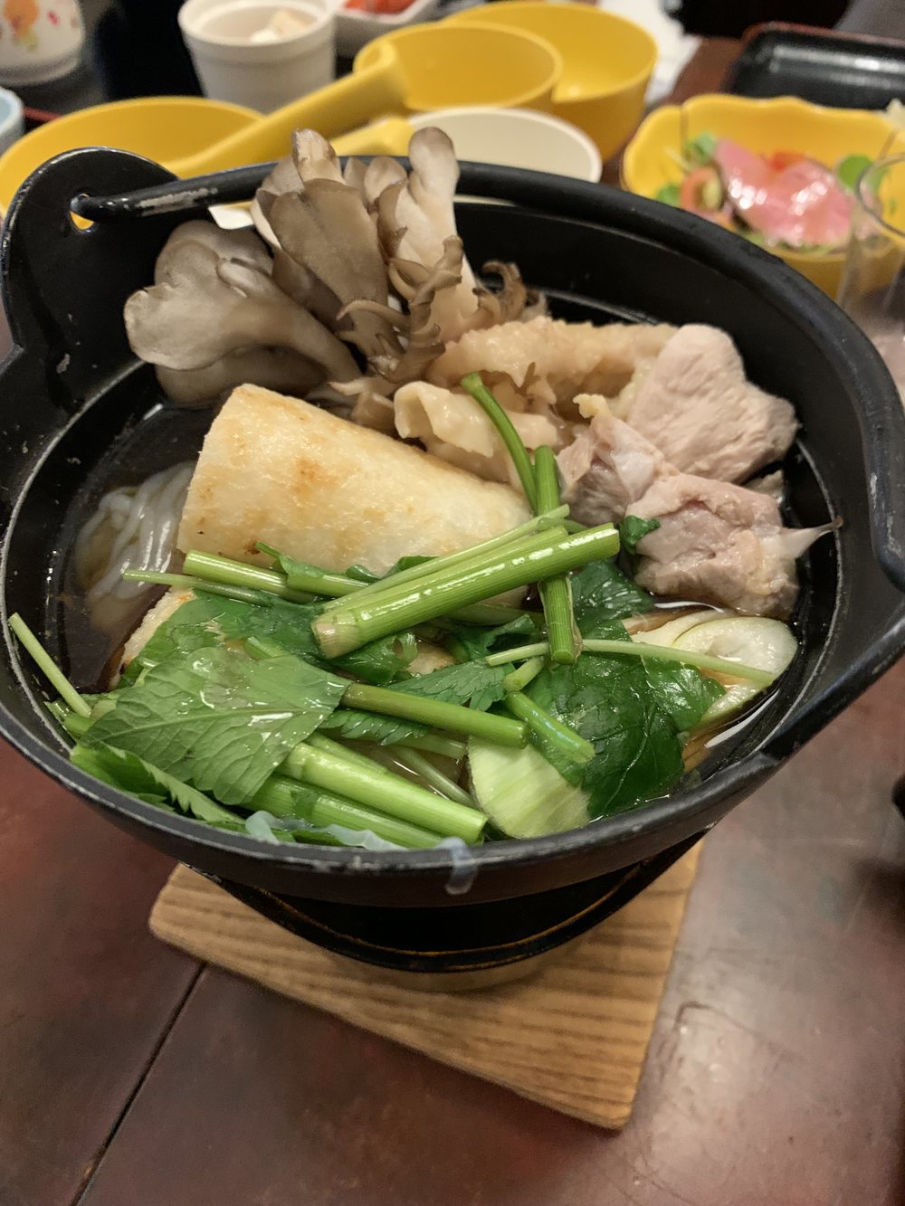 秋田名物のきりたんぽ鍋。せり、まいたけ、鶏肉が入る