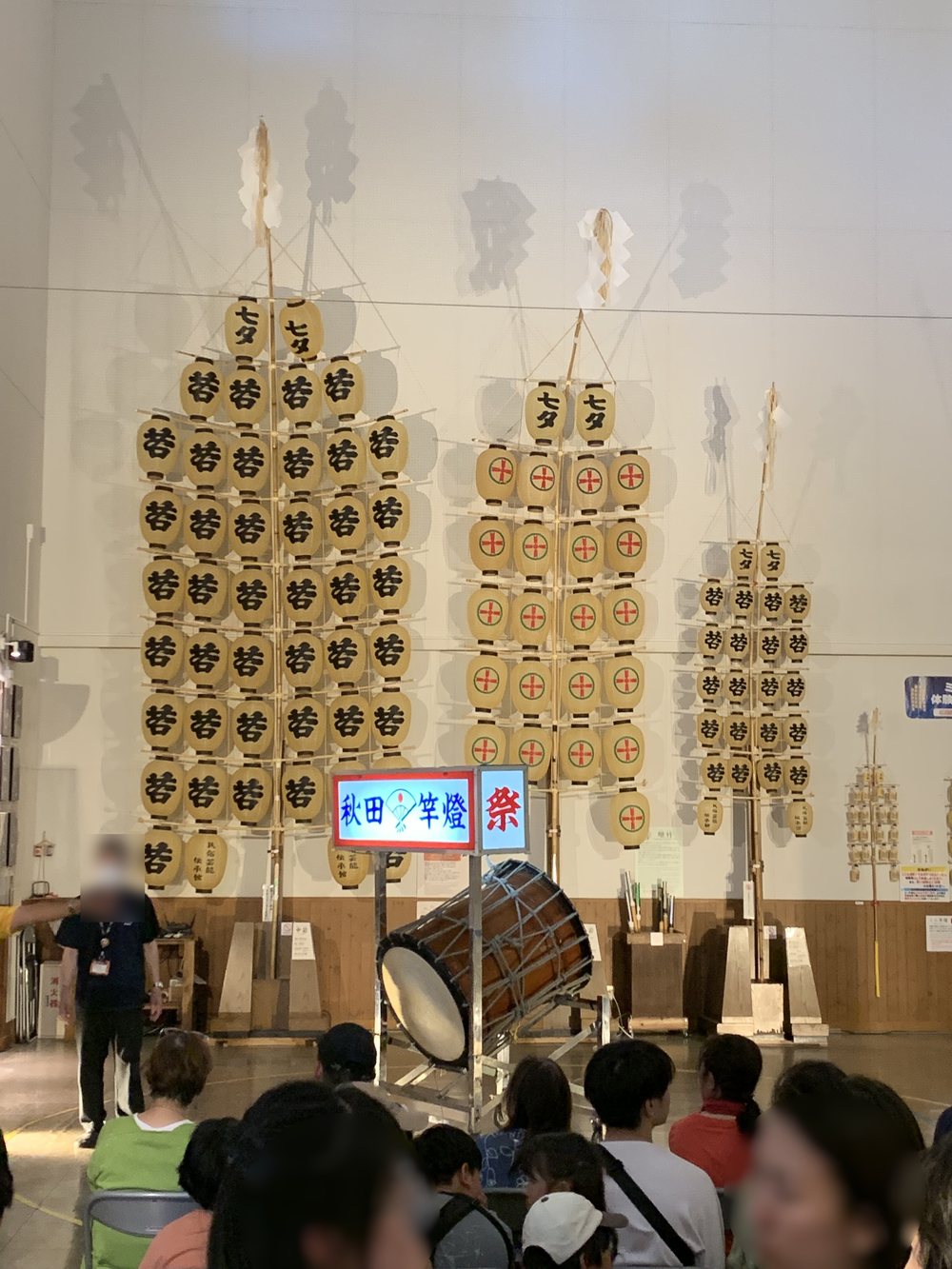 ねぶりながし館の館内。竿燈3基と太鼓が展示され、実演が行われる