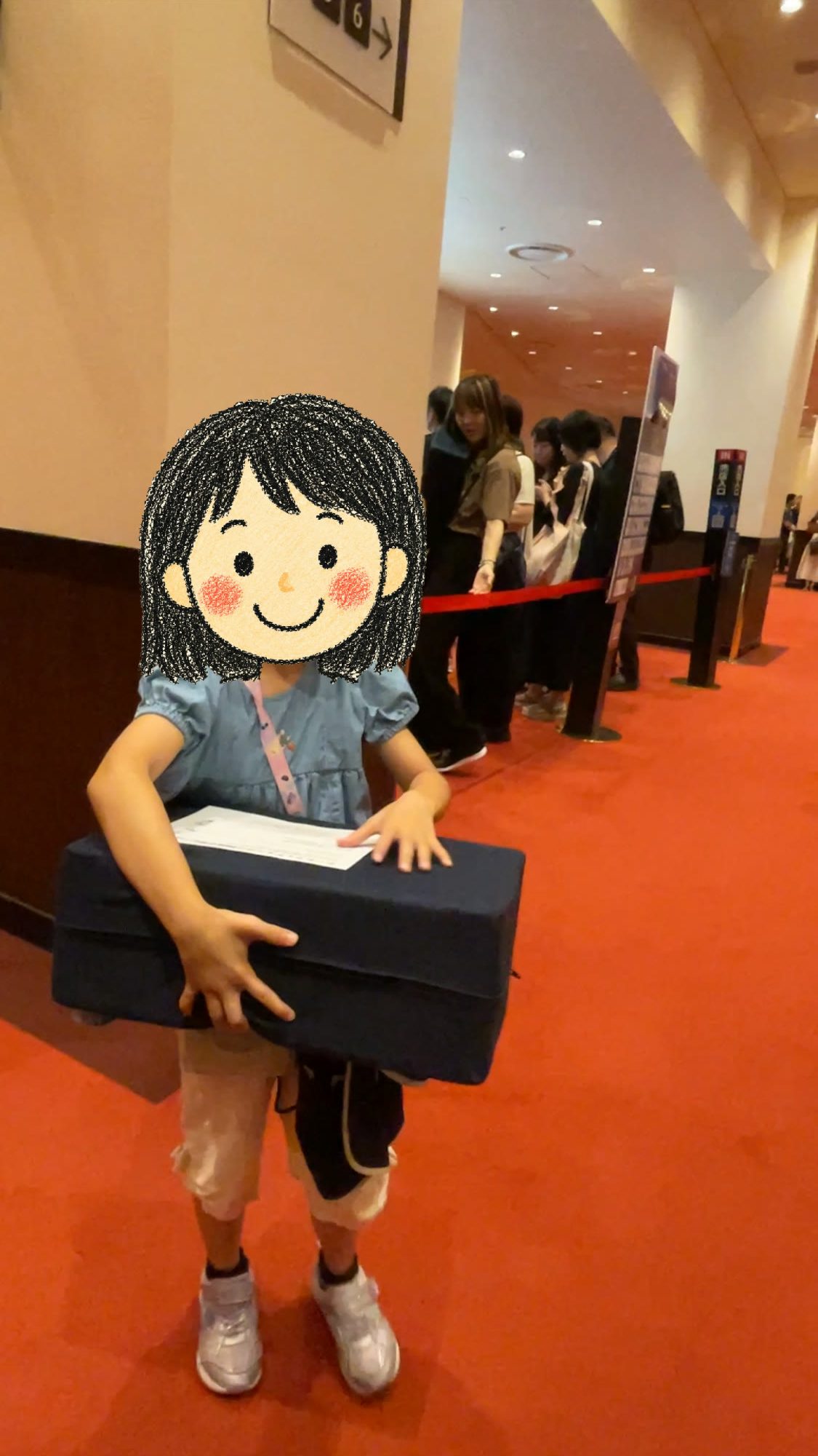 ロビーで子ども用クッションを受け取ったところ