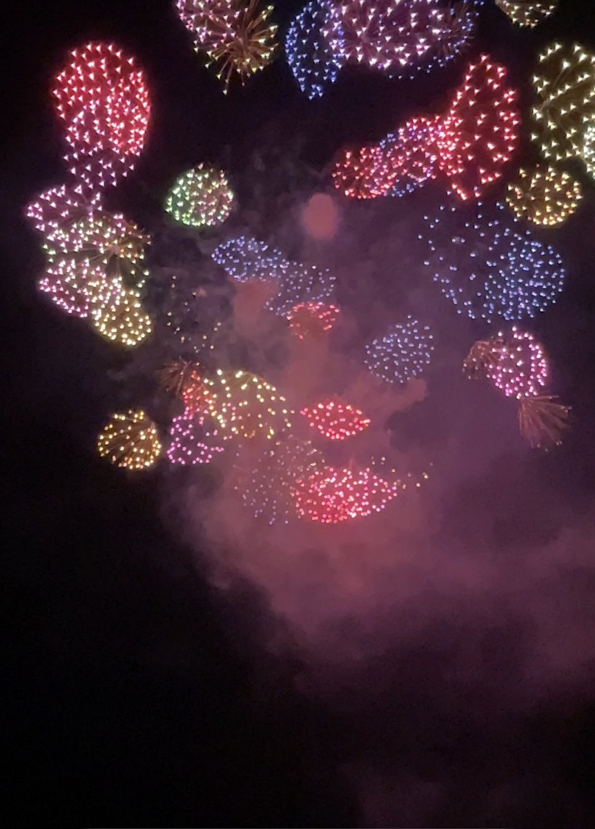 青森花火大会の終盤、色とりどりの花火が一斉に開いた空