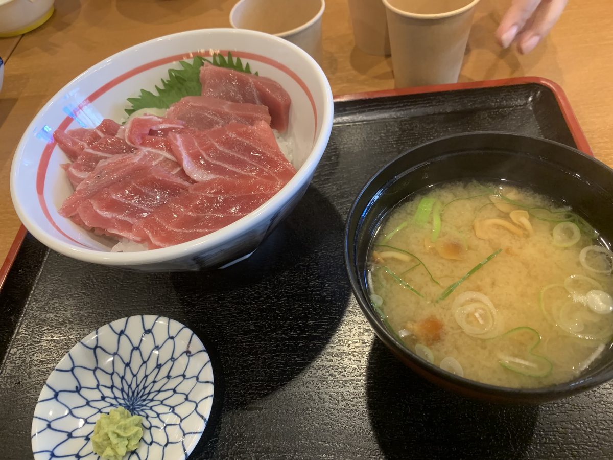 青森の海鮮丼と味噌汁