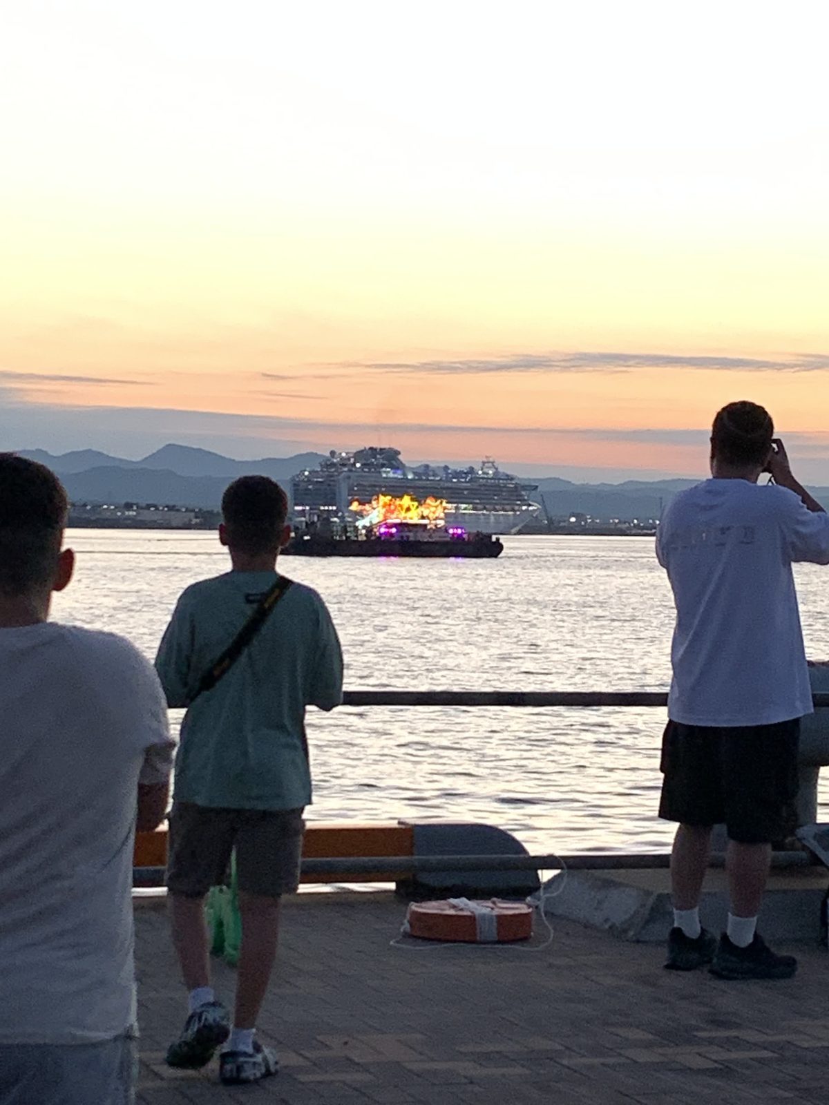 青森港の夕暮れ