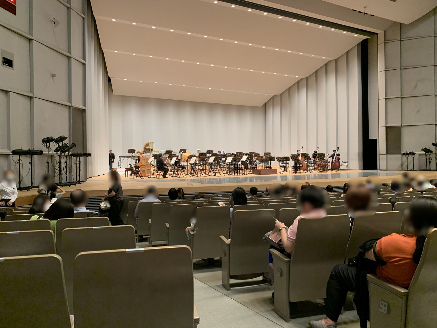 府中の森芸術劇場どりーむホールのステージ（開演前）と客席の様子