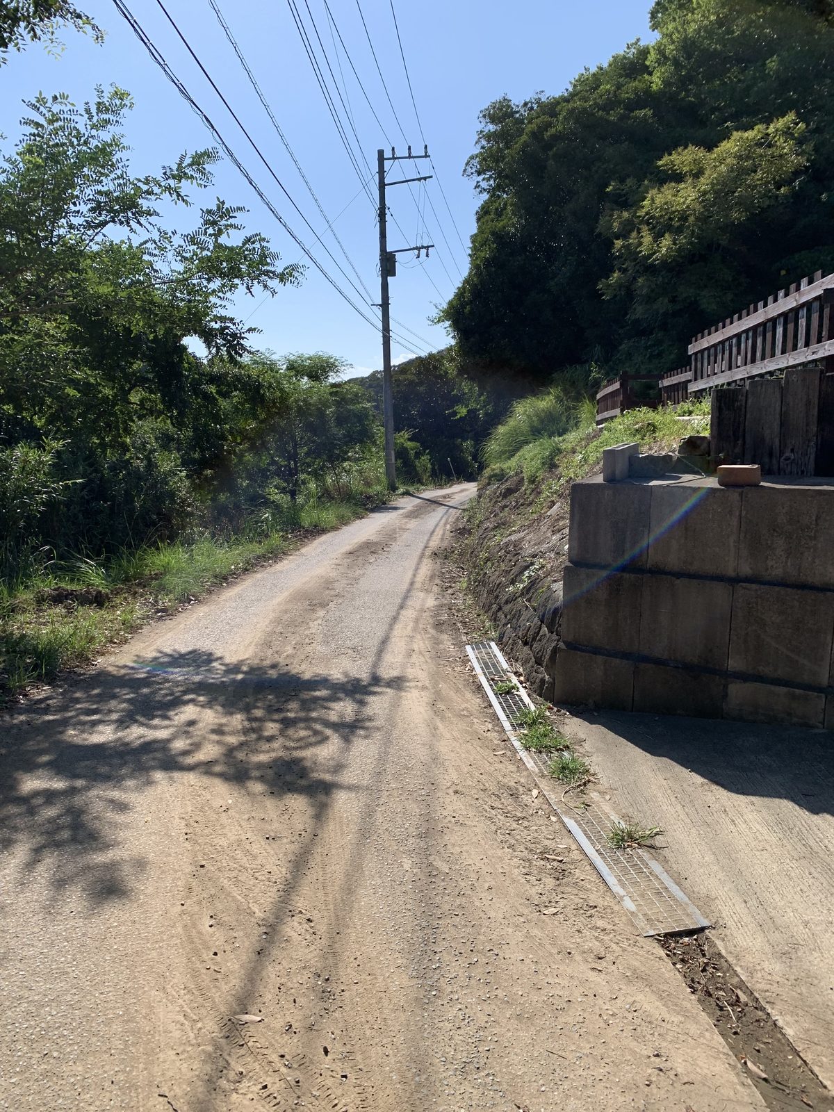ガードレールのない崖沿いの細い道