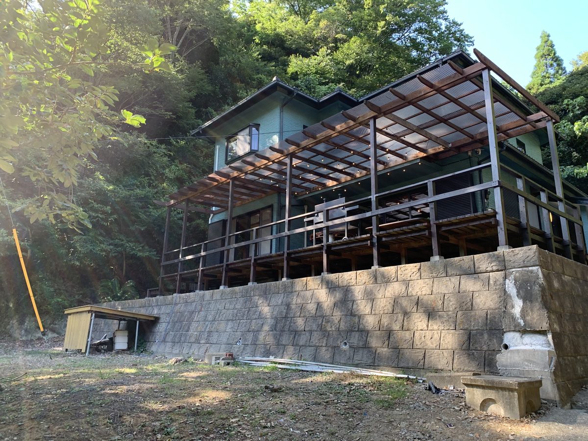 斜面に建つ金谷のGREEN GARDENの外観