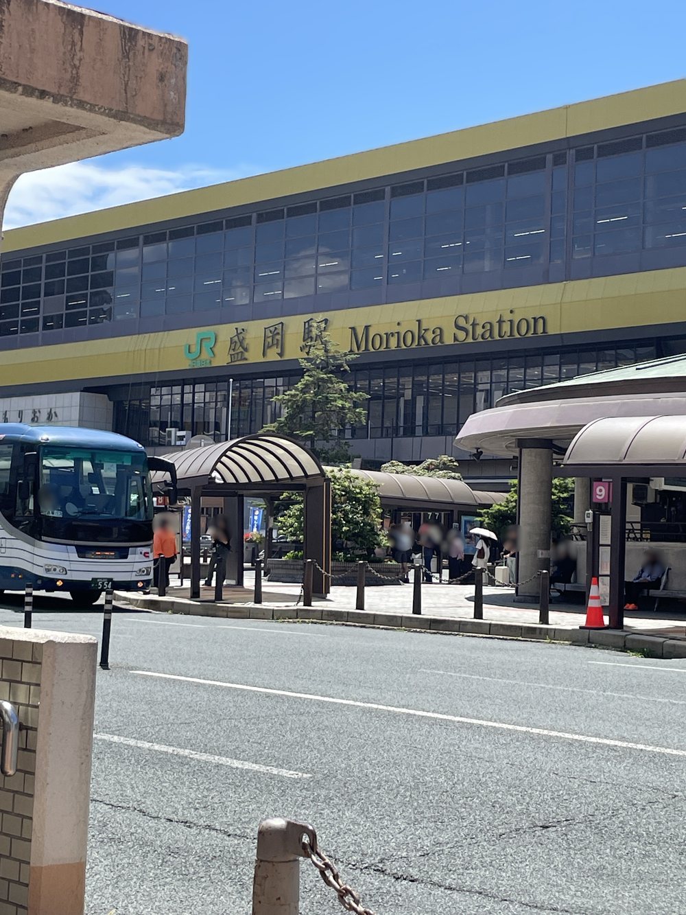 晴天の盛岡駅（Morioka Station）の駅舎とバスロータリー
