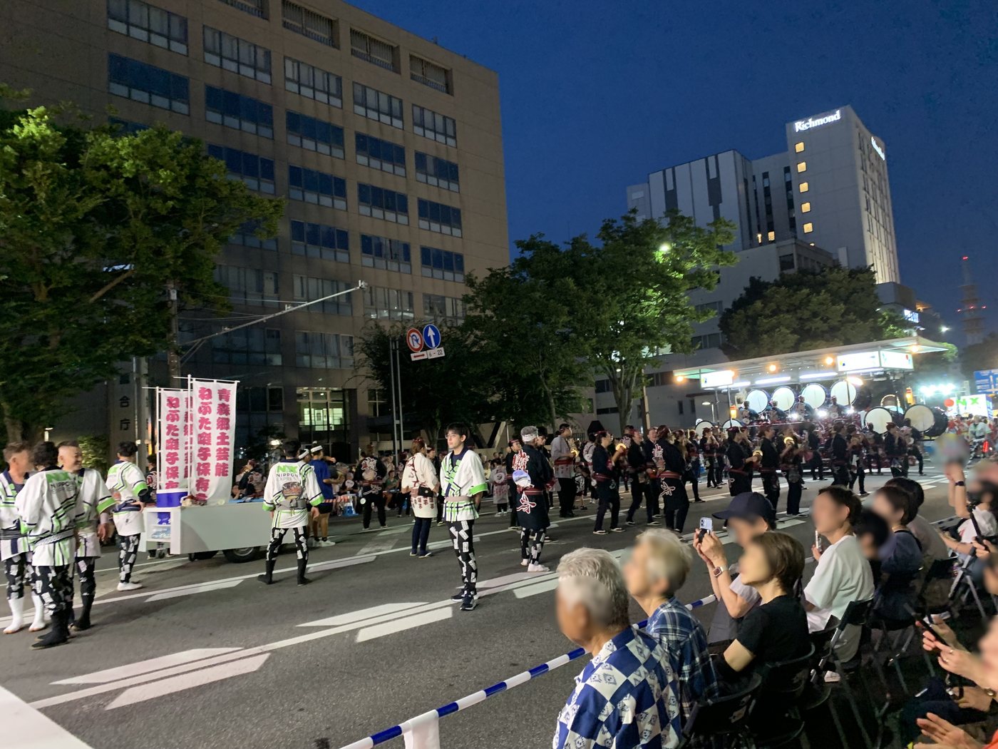 白い衣装の踊り手たちが会場に入ってくる。日没前の青森市中心街