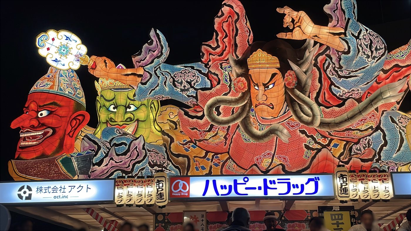 鬼や武者を描いた青森ねぶたの大型山車。細部まで作り込まれている