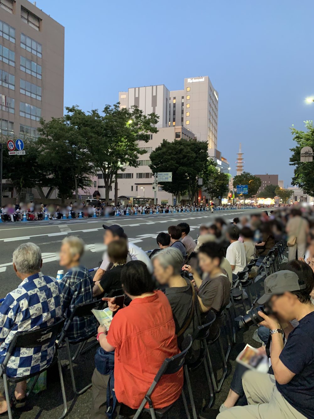 青森ねぶた祭の有料観覧席。パイプ椅子が並び、道路をはさんで反対側にも席がある