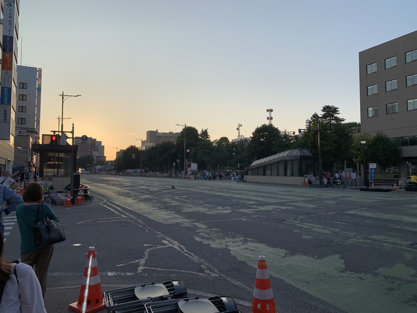日没前の青森市中心街。すでに交通規制が入っている