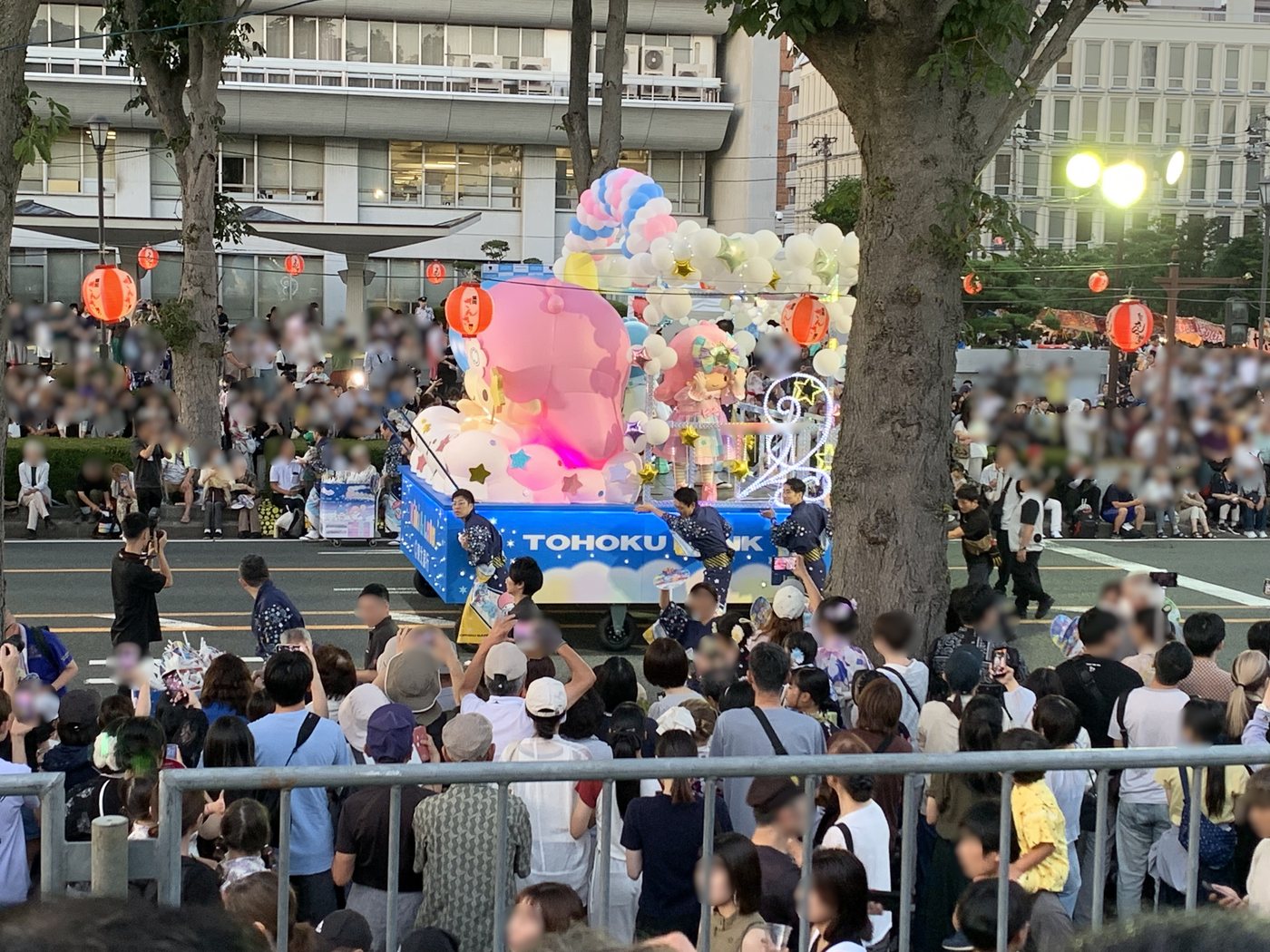 盛岡さんさ踊りのパレードに登場した企業の山車