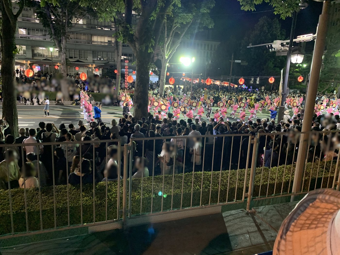 有料観覧席の4列目から見た盛岡さんさ踊り。フェンスの影響が減り隊列が見渡せる