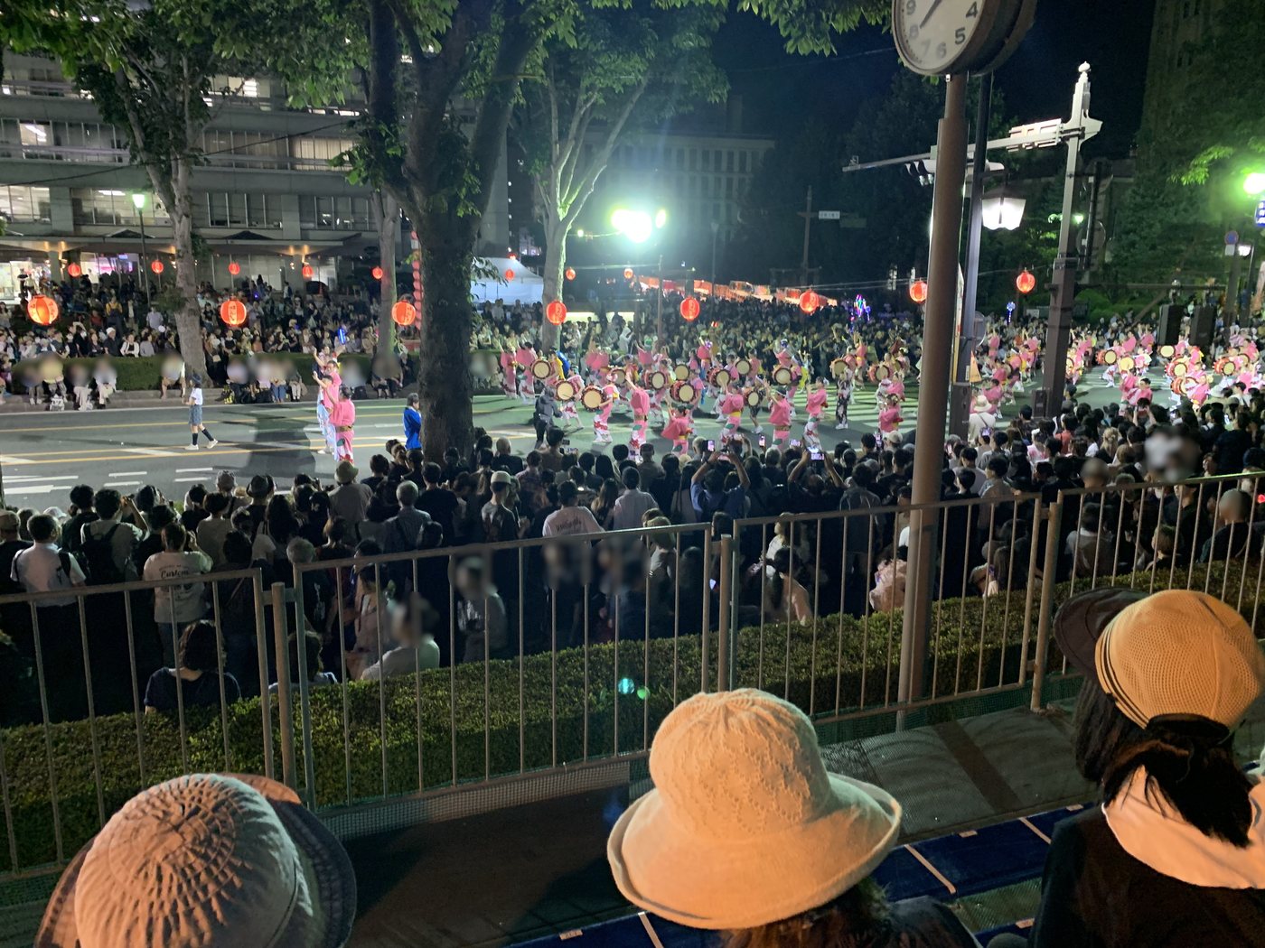 有料観覧席の5列目から見た盛岡さんさ踊り。太鼓の踊り手の列が見渡せる