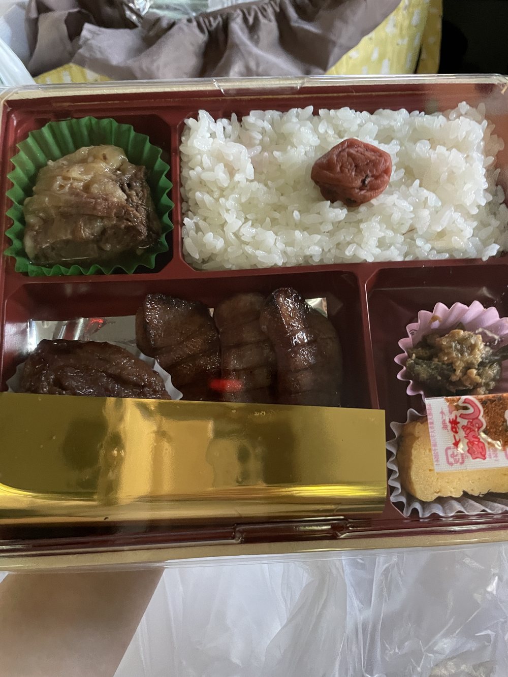 牛たん弁当の中身。牛たん、ご飯に梅干し、南蛮味噌漬けなどが入る