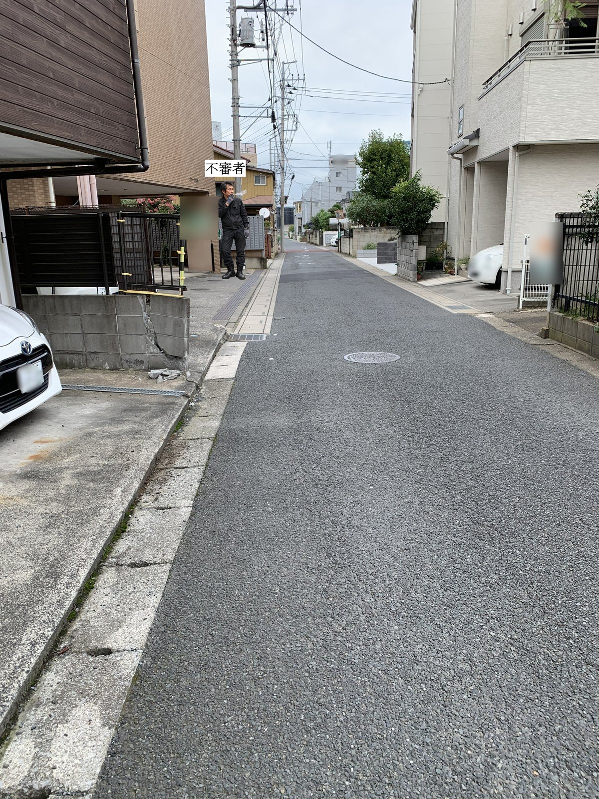顔を上げて歩いたときの視界。同じ住宅街の道路の先に立っている人物が視野に入っている
