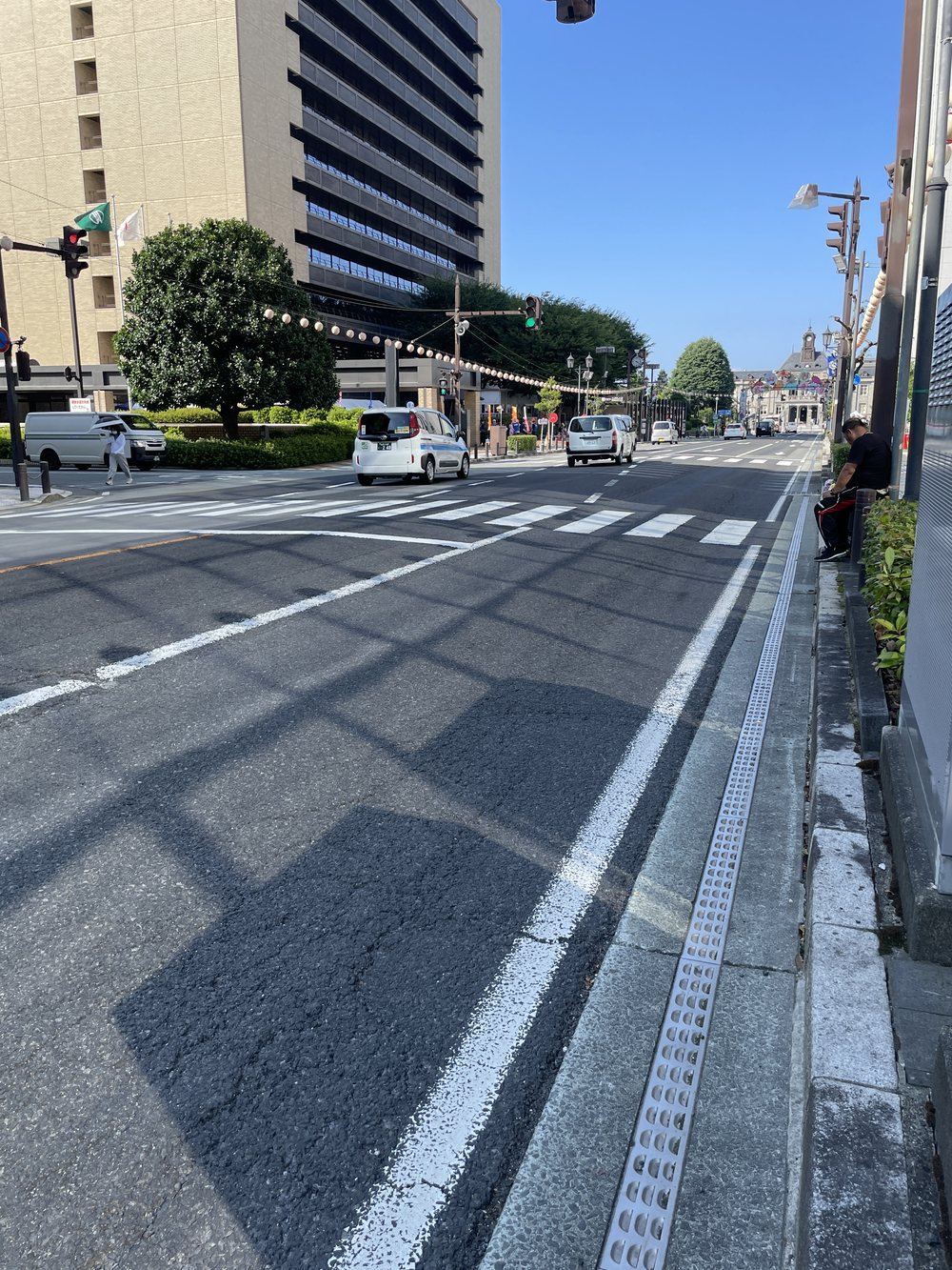 交通規制された昼間の花笠まつりの会場通り。まだ人はまばら