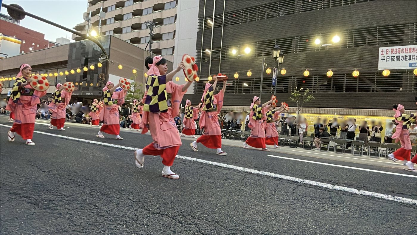 花笠を手に踊る山形花笠まつりの踊り手たち