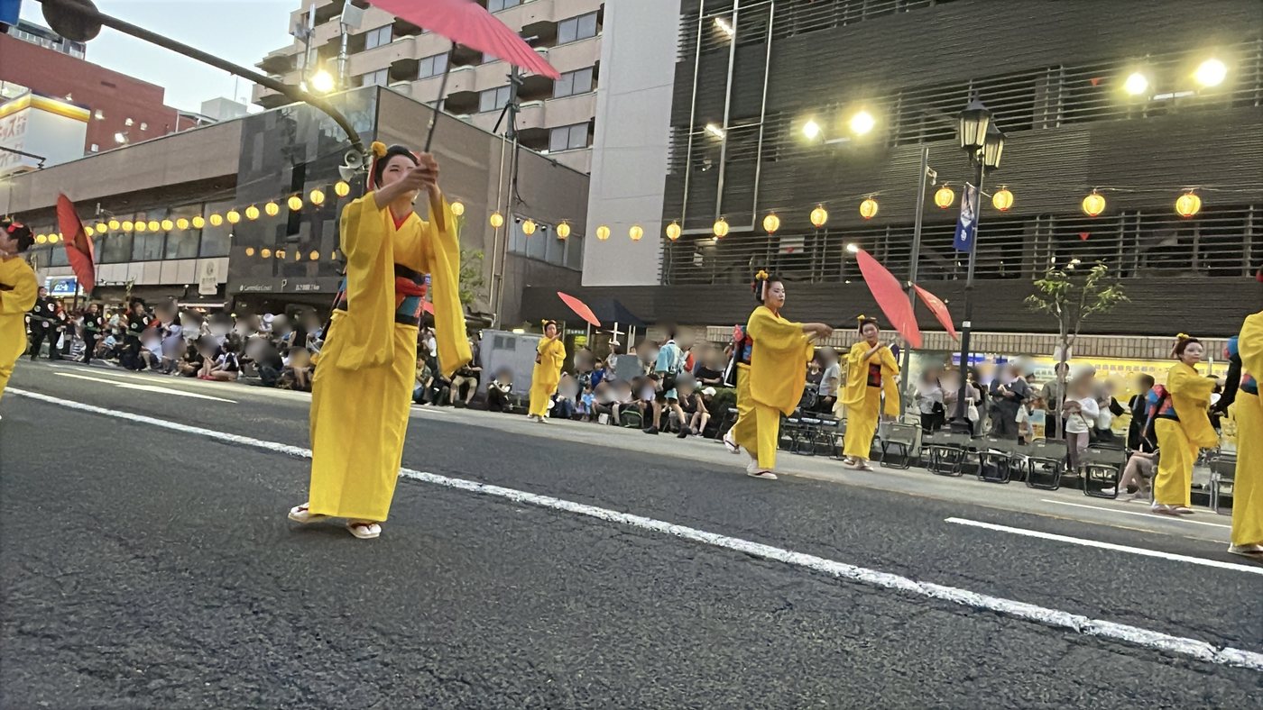 黄色い衣装で踊る花笠まつりの団体