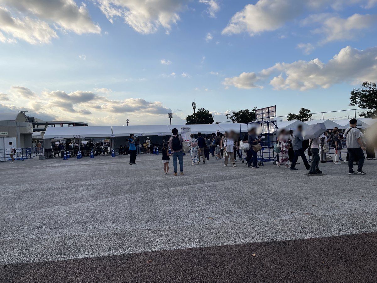 入場ゲートのチケット確認テント。列は流れていましたが、通過には数分かかりました。