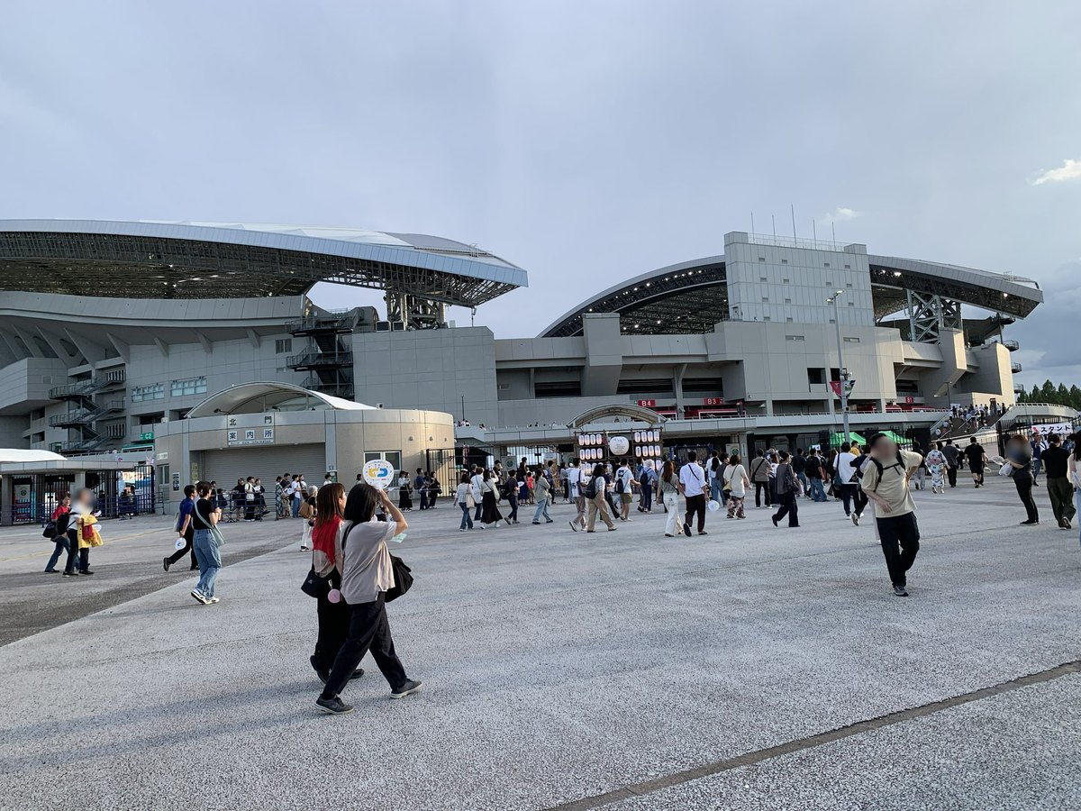 北門側から見た埼玉スタジアム2002。開場直後の17時台でも、すでにこの人出でした。