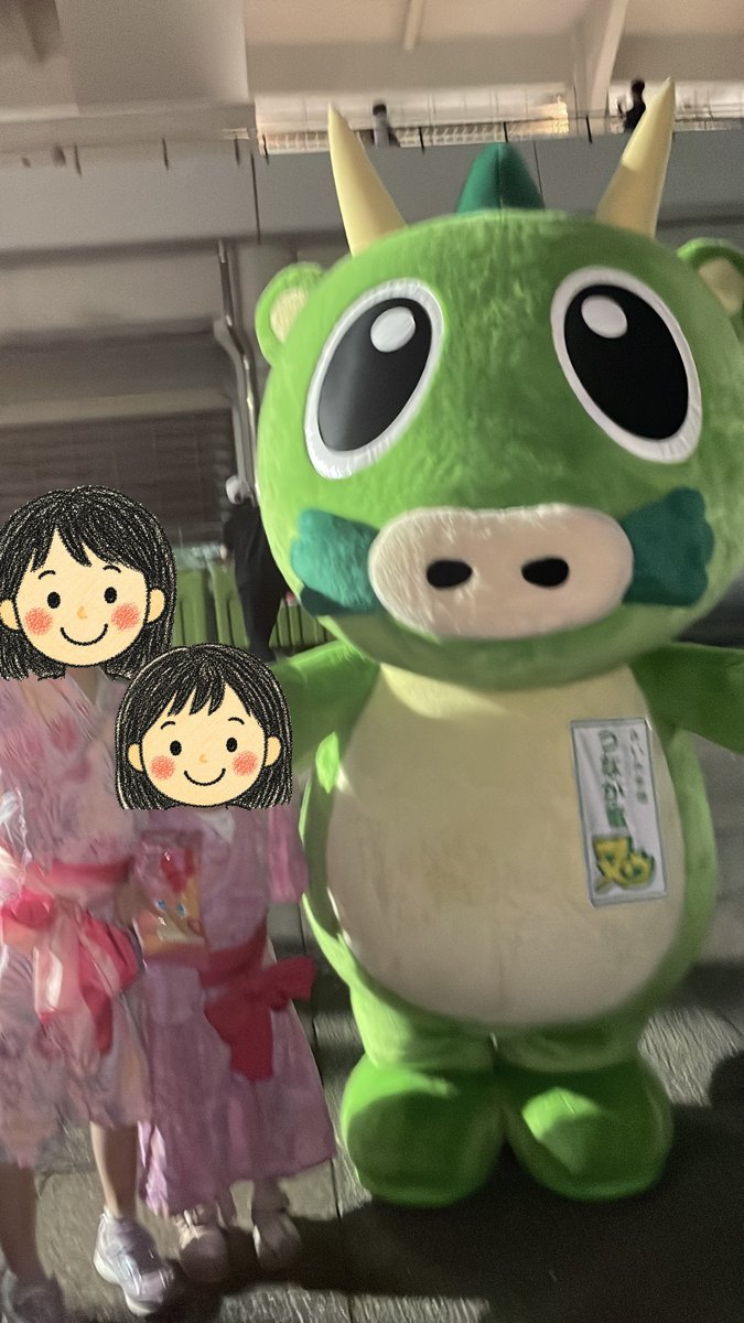さいたま市のご当地キャラ「ヌウ」と。※お子さんの顔はスタンプで隠しています。