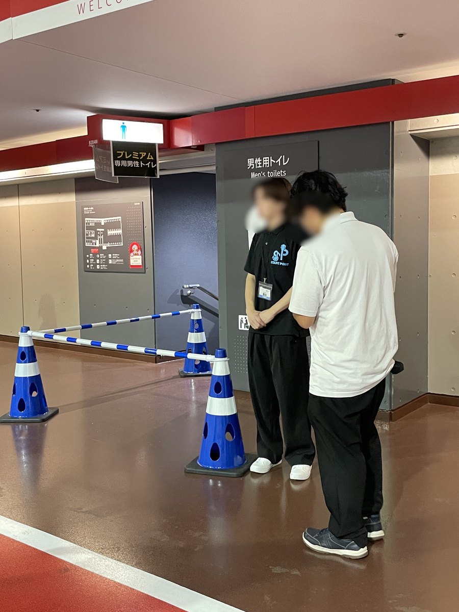 専用トイレの入口ではスタッフがチケットを確認していました。ここが混雑しない理由です。