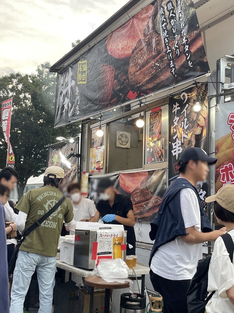 屋台エリアの牛ステーキ串の店。外で食べる焼き立ては、やはり格別でした。