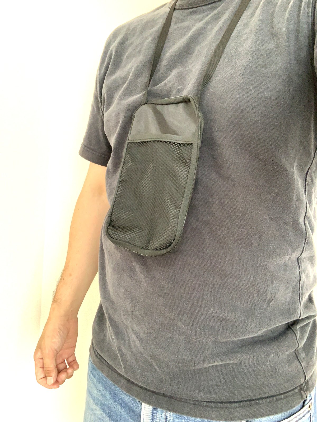 Tシャツの上からショルダーバッグを斜めがけした状態。バッグが完全に見えている