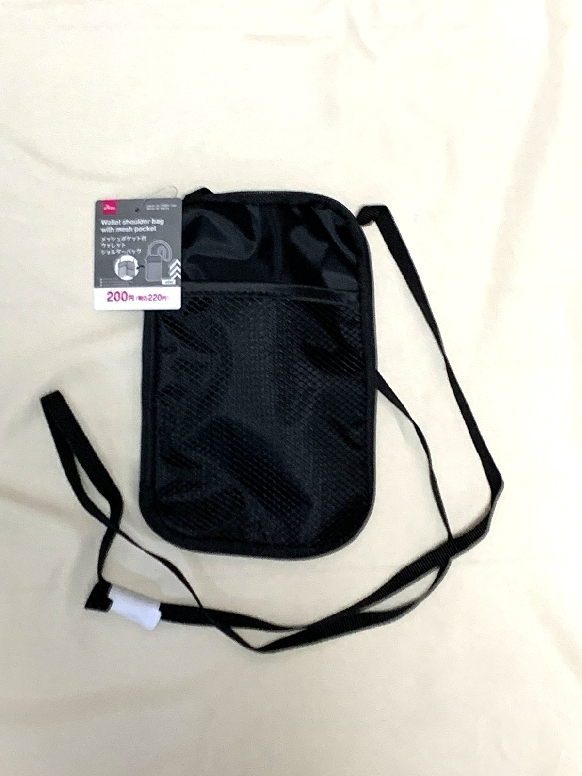 ダイソーのメッシュポケット付ウォレットショルダーバッグ。黒色で前面にメッシュポケットと長いストラップが付いている