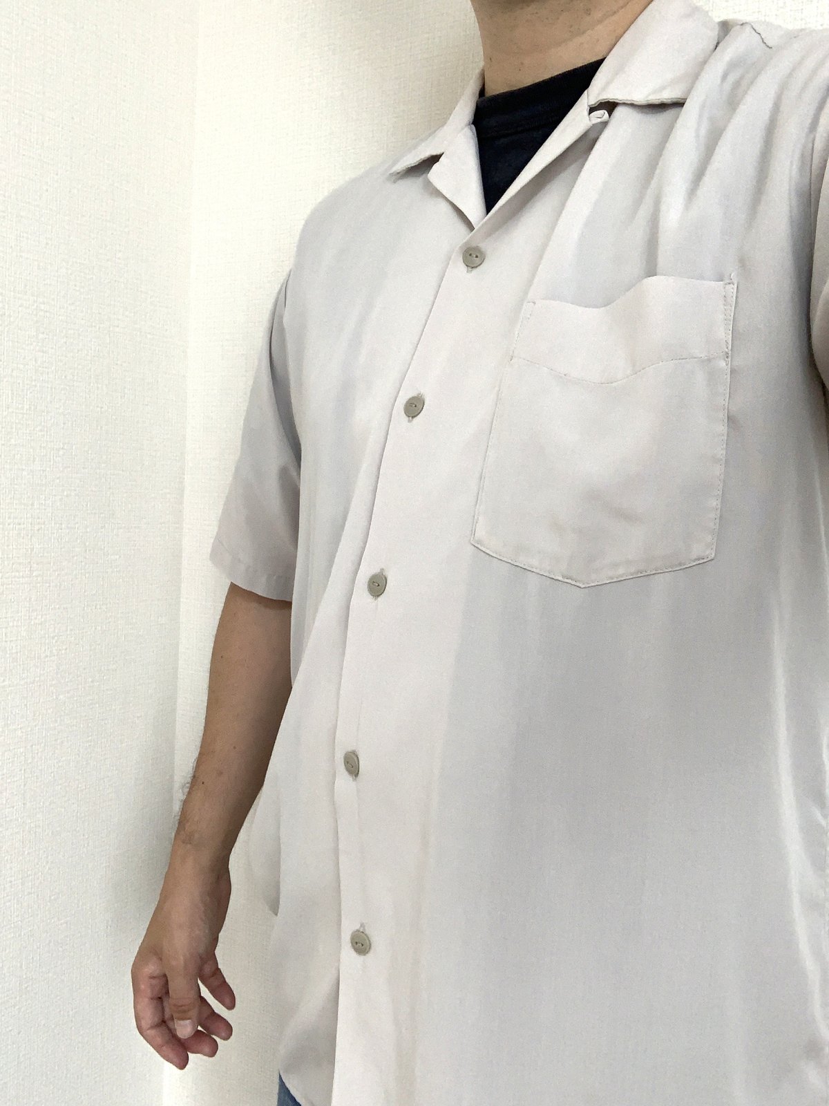 シャツのボタンを閉めた状態。ショルダーバッグは外からまったく見えない