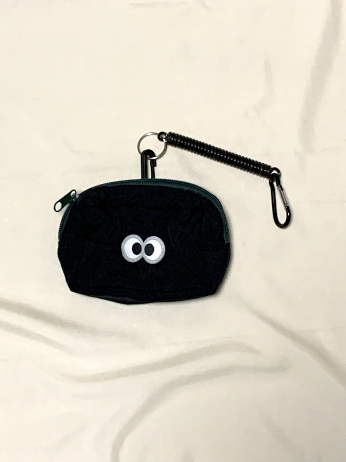スクエアポーチのカラビナにスプリングキーホルダーのリングを通してつないだ状態
