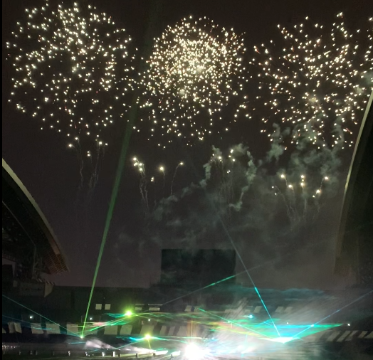 夜空に開く花火とレーザー。ジョン・ウィリアムズ花火2026の本番